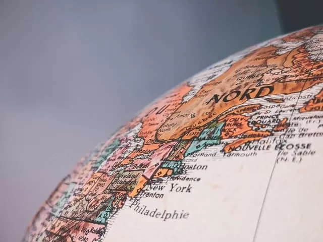 Comment se traduisent les tics de langage et pourquoi sont-ils importants lors de la localisation de textes ?