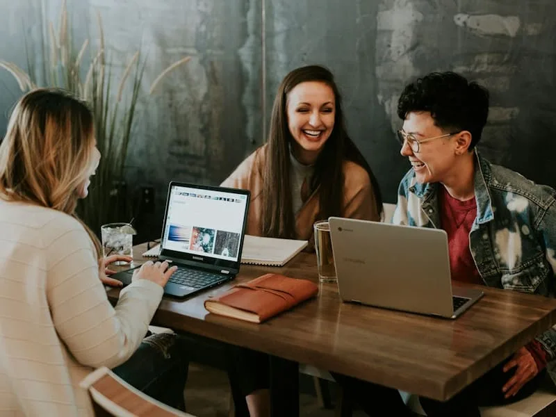 ¿Quién trabaja en una agencia de traducción? Roles e importancia de cada uno