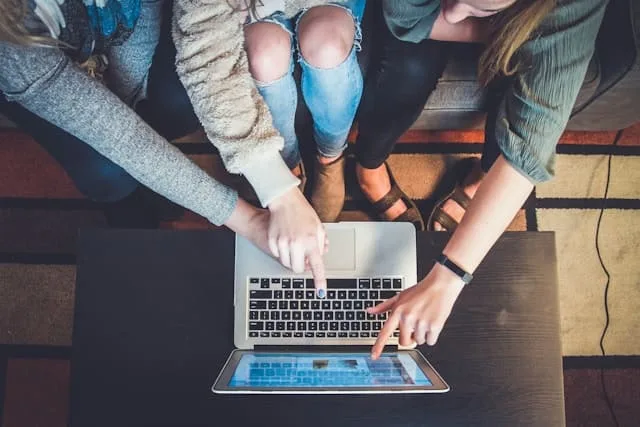 ¿Quién trabaja en una agencia de traducción? Roles e importancia de cada uno